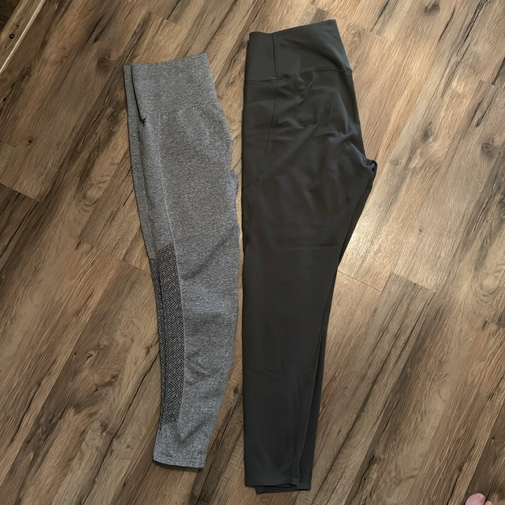 2 for 1 Medium leggings!